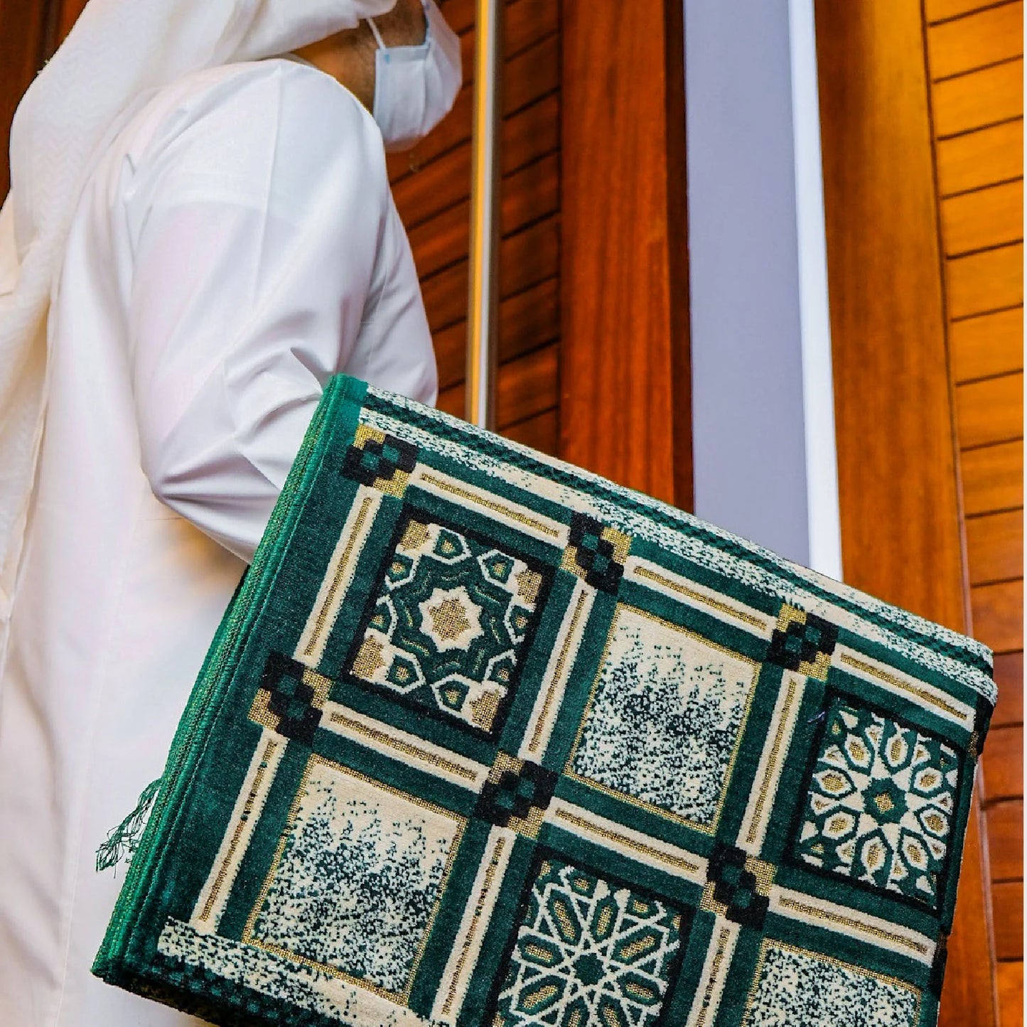Minwal Al Mutamayiza XL Green Prayer Mat – Salah Rug for Men & Women
