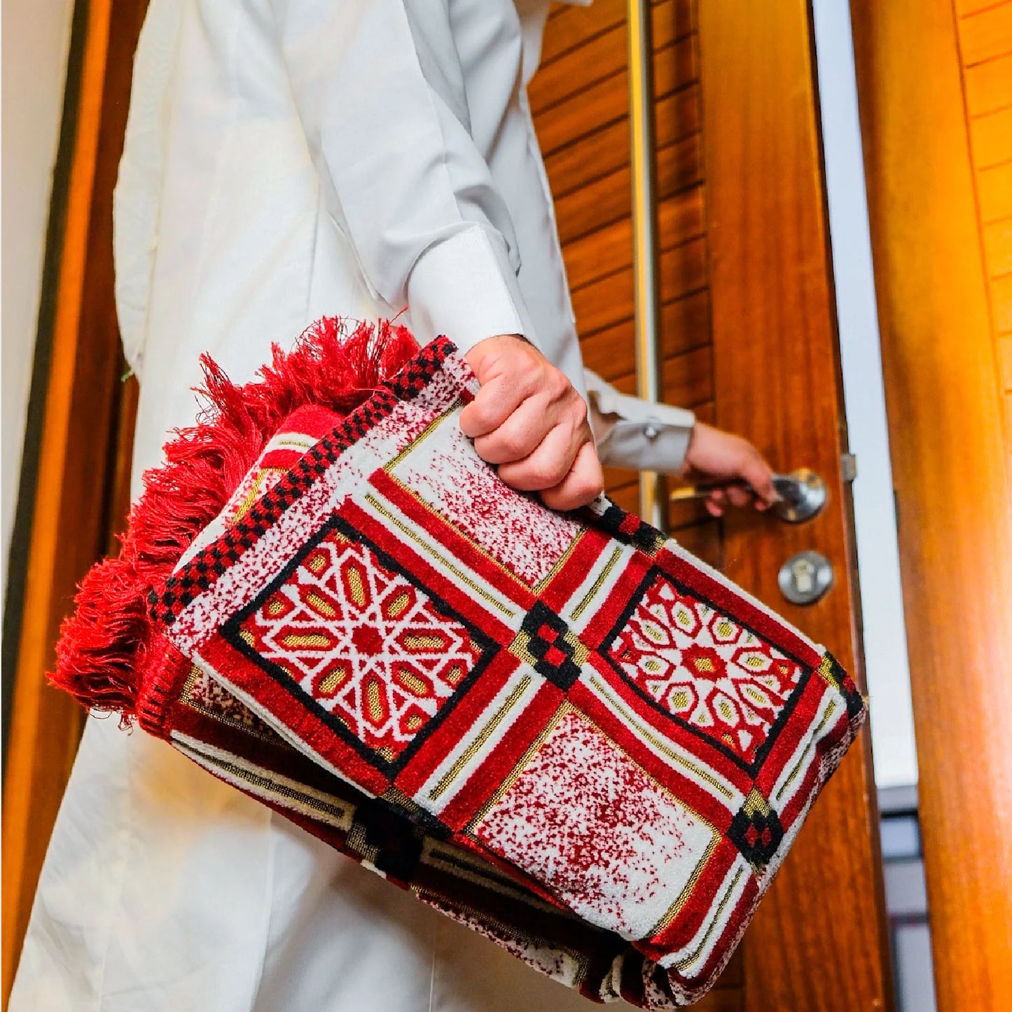 Minwal Al Mutamayiza XL Red Prayer Mat – Salah Rug for Men & Women