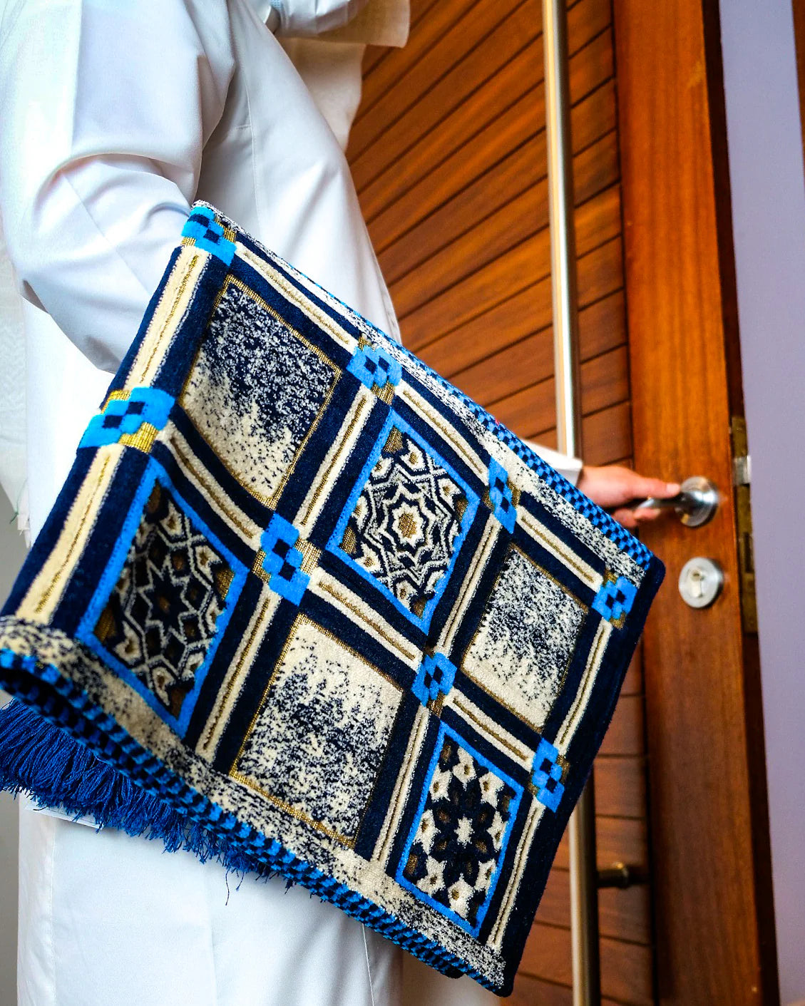 Minwal Al Mutamayiza XL Blue Prayer Mat – Salah Rug for Men & Women